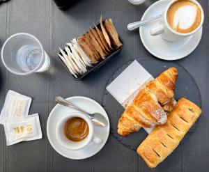 een tafel met gebakjes en een kopje koffie bij Terre Saracene Suites in Bitonto