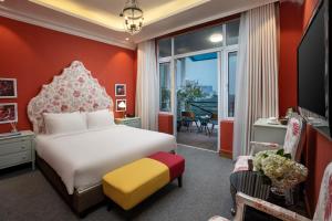 Cette chambre d'hôtel comprend un lit et un balcon. dans l'établissement Hanoi Morning Hotel, à Hanoï