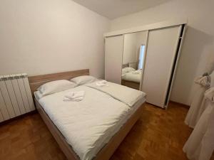 En eller flere senge i et værelse på Hiša Pod Slavnikom