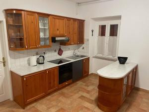 Una cocina o cocineta en Hiša Pod Slavnikom 5 fotos más
