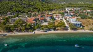 z powietrza widok na ośrodek na plaży w obiekcie Almyri seafront flat w mieście Kato Almiri