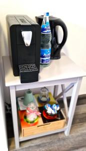 una mesa blanca con cafetera y una botella de bebida en Privat Cozy Room in Mudau, en Mudau