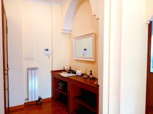 corridoio con scrivania e arco di Appartamento luminoso Villa Pamphili a Roma