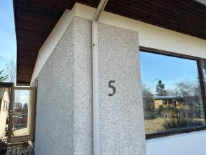 un bâtiment en pierre avec son numéro dans l'établissement Art Guesthouse Olla, à Selfoss