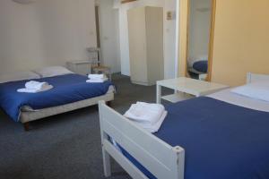 Voodi või voodid majutusasutuse Hôtel Du Cours toas
