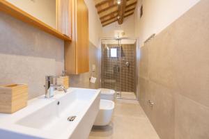 A bathroom at Casale Vincenzo Country House