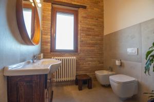 A bathroom at Casale Vincenzo Country House