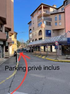 Une rue avec une balançoire sur le côté d'un bâtiment dans l'établissement T2 plein centre au 1er étage avec parking privé, à Millau