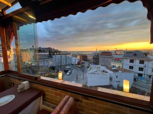 Una vista del horizonte de una ciudad desde una ventana en Modena Hotel, en Estambul