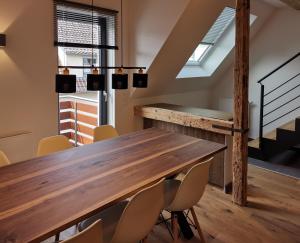 uma sala de jantar com uma mesa de madeira e cadeiras em Filder-Appartements em Filderstadt