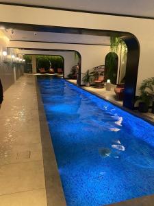 una gran piscina de agua azul en un edificio en Luxury Townhouse In Central Manchester, en Mánchester