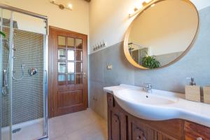 A bathroom at Casale Vincenzo Country House