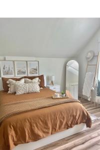 um quarto com uma cama grande e um espelho em Modern Coastal Getaway in Kilmarlic Golf Club em Powells Point