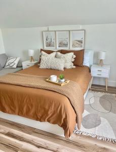 um quarto com uma cama grande e uma bandeja em Modern Coastal Getaway in Kilmarlic Golf Club em Powells Point