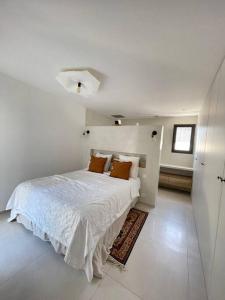 Un dormitorio blanco con una gran cama blanca. en Villa de standing à 10 min d’Aix-en-Provence, en Bouc-Bel-Air