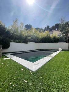una piscina en medio de un patio en Villa de standing à 10 min d’Aix-en-Provence, en Bouc-Bel-Air