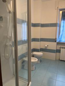 een badkamer met 2 toiletten en een glazen douche bij B&B D'Amare in San Salvo