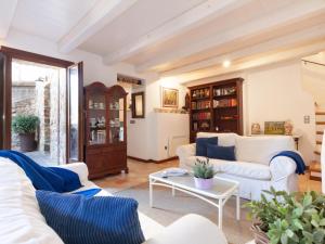 uma sala de estar com um sofá branco e uma mesa em NICE HOUSE in VILA VELLA TOSSA DE MAR em Tossa de Mar
