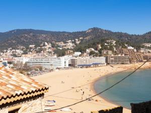 uma vista para uma praia com pessoas nela em NICE HOUSE in VILA VELLA TOSSA DE MAR em Tossa de Mar