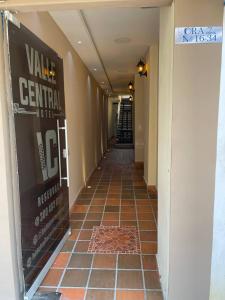 巴耶杜帕爾的住宿－Hotel Valle Central，大楼内铺着瓷砖地板的走廊