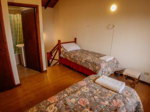 a small room with two beds and a couch at Cabaña 1 Comoda, Cálida y Confortable in Ushuaia