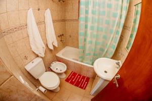y baño con aseo, lavabo y bañera. en Cabaña 1 Comoda, Cálida y Confortable en Ushuaia