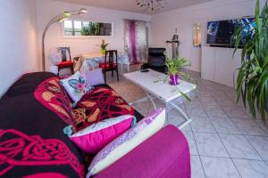 拉羅歇爾的住宿－CHEZ BARA，客厅配有沙发和桌子