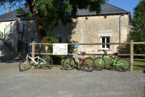 a group of bikes parked in front of a house at Le Logis des Chons à la campagne à Saint hilaire du Bois - Lys Haut Layon in Le Plessis