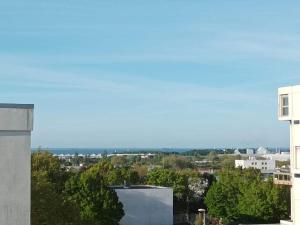 een uitzicht op de stad vanuit een gebouw bij CHEZ BARA in La Rochelle