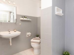Bilik mandi di BEAUTIFUL HOUSE in TOSSA +32 gambar
