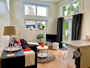 een woonkamer met een bank en een tafel bij Orres Guesthouse Stenhamra, Ekerö in Stenhamra