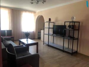 uma sala de estar com um sofá e uma televisão em The Nest JERMUK em Jermuk