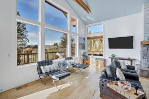 TV a/nebo společenská místnost v ubytování Bend Oregon mountain mansion luxury + 32 fotografií