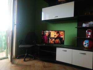 Televízia a/alebo spoločenská miestnosť v ubytovaní Casa Etna