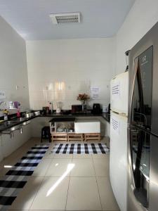 cocina con suelo de baldosa blanco y negro en RIO DE JANEIRO Hostel, en Río de Janeiro