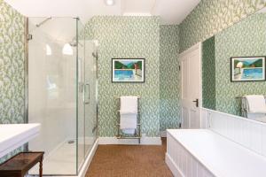 Een badkamer bij The Five Arrows Hotel