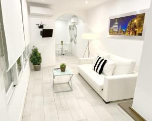 - un salon blanc avec un canapé blanc et une table dans l'établissement Apartamento de Diseño en Plaza Mayor, à Madrid