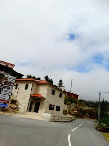 a building sitting on the side of a road at Casa Malagueira in Fafião