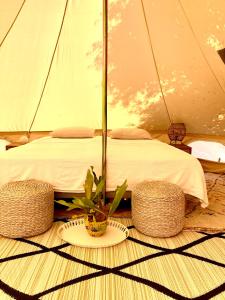 - une chambre avec un lit dans une tente dans l'établissement Corsica Natura #2, à Coti-Chiavari