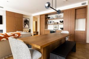 パークシティにあるMountain Modern 3 Bedroom Deluxe Condo, Sleeps 10の木製のテーブルと椅子のあるキッチンとダイニングルーム