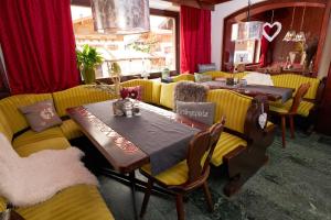 Predel za sedenje v nastanitvi Hotel Almrausch