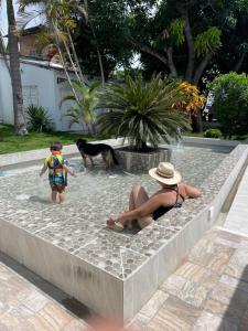 Oaspeți care stau la Kalathea Casa