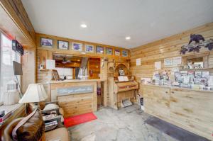 ein Zimmer mit Holzwänden und ein Geschäft mit Schild in der Unterkunft Livingston Inn in Livingston