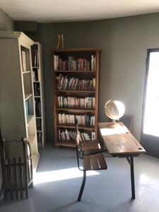 a room with a table and a book shelf with books at Villa - Toulon/La Mitre - plages à pied - 9 couchages in Toulon