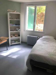 a bedroom with a bed and a desk and a window at Villa - Toulon/La Mitre - plages à pied - 9 couchages in Toulon