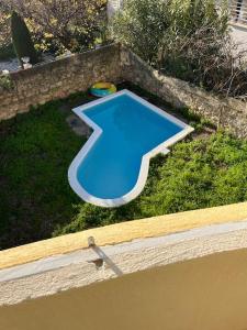 an overhead view of a small blue swimming pool at Villa - Toulon/La Mitre - plages à pied - 9 couchages in Toulon