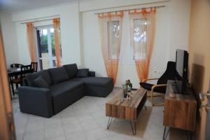 een woonkamer met een bank en een salontafel bij SAN FLORAN in Áyios Flóros