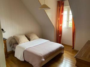 - une chambre avec un lit dans une pièce dotée d'une fenêtre dans l'établissement Maison tout confort proche des plages, à Ploemeur