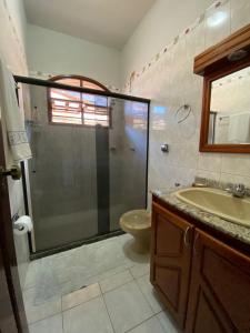 een badkamer met een douche, een toilet en een wastafel bij Casa Raiz in Valença