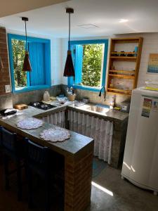 Cucina o angolo cottura di Estudio Lirios seu cantinho ecológico na natureza